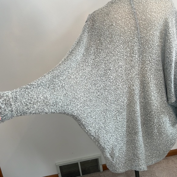 Cardigan lightweight. Rounded hemline. - Picture 4 of 8